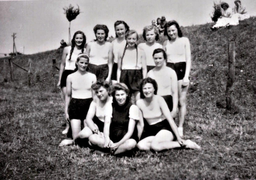 Die Handballdamen(2) 1946?
o: Wagner, Meyer L., Wascke G., Janas, Franz, Waschke U.
m: Ziegler, Fuhrmann L.
u: Bock, Meyer, Ehlers 
