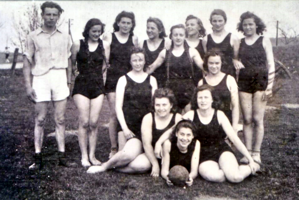 Die Handballdamen(1) 1946
o: Trainer Cengla, Wagner, Meyer L., Franz, Janas, Kenzia, Ziegler, Teubner
m: Wascke G., L. Fuhrmann
u: Bock, G. Kasten, Wascke G.
