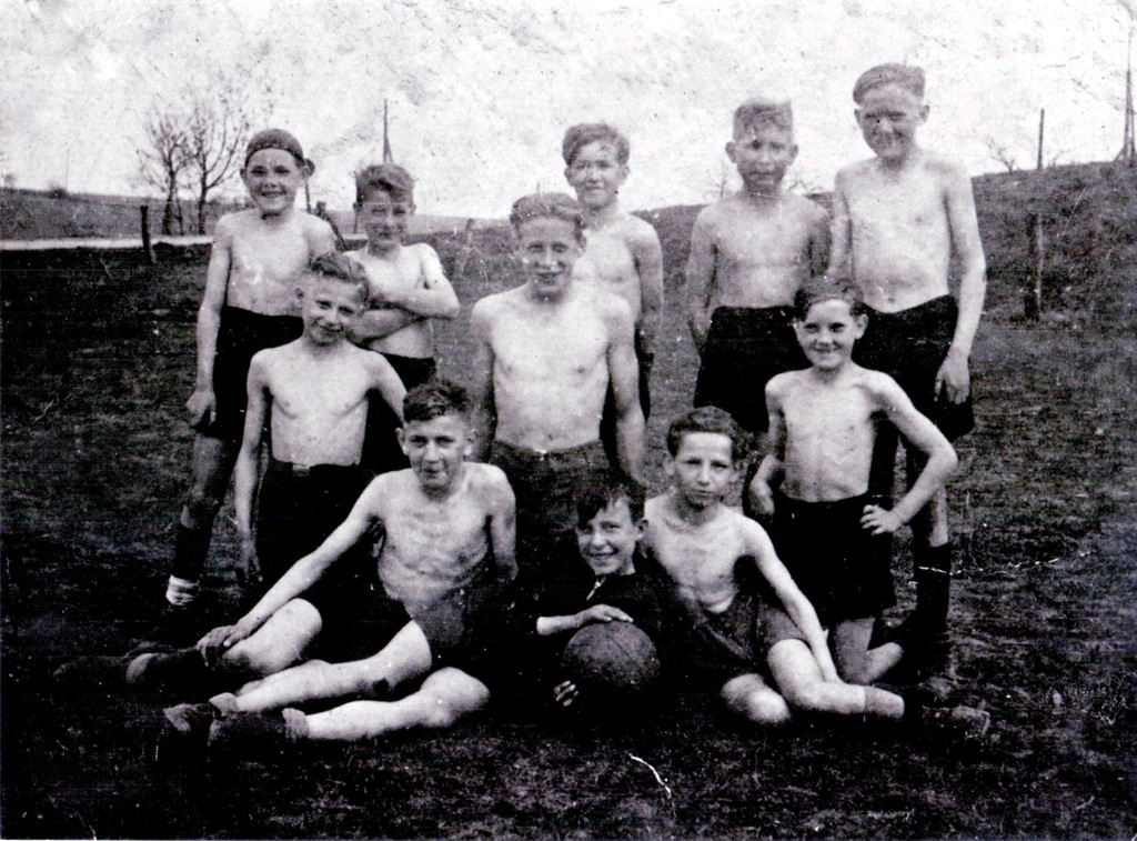 Die Jugendmannschaft 1946
o: Ruhmann, Wöllm, Becker, Voges, Spanehl, Pape
m: Eckert, Janas
u: Pfannenschmidt, Wascke, Heiner
